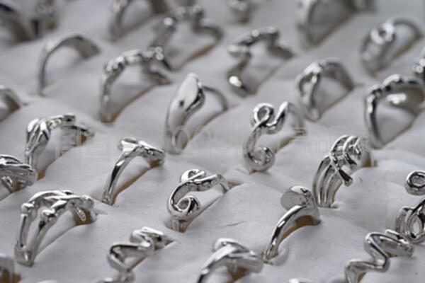 妇女银戒指收藏 金属艺术的永恒魅力